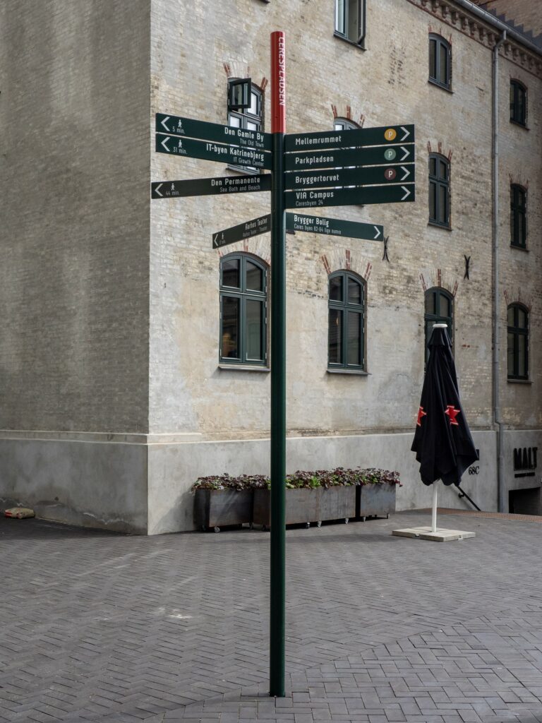 Fingerpost