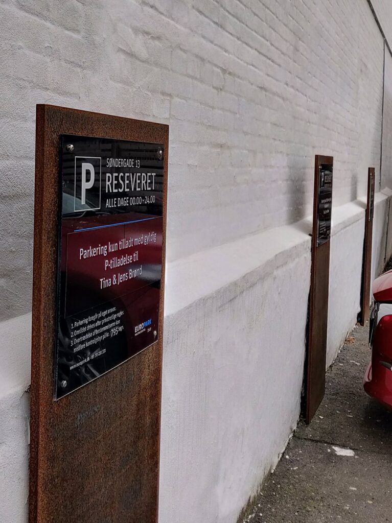 Vægskilt parkering