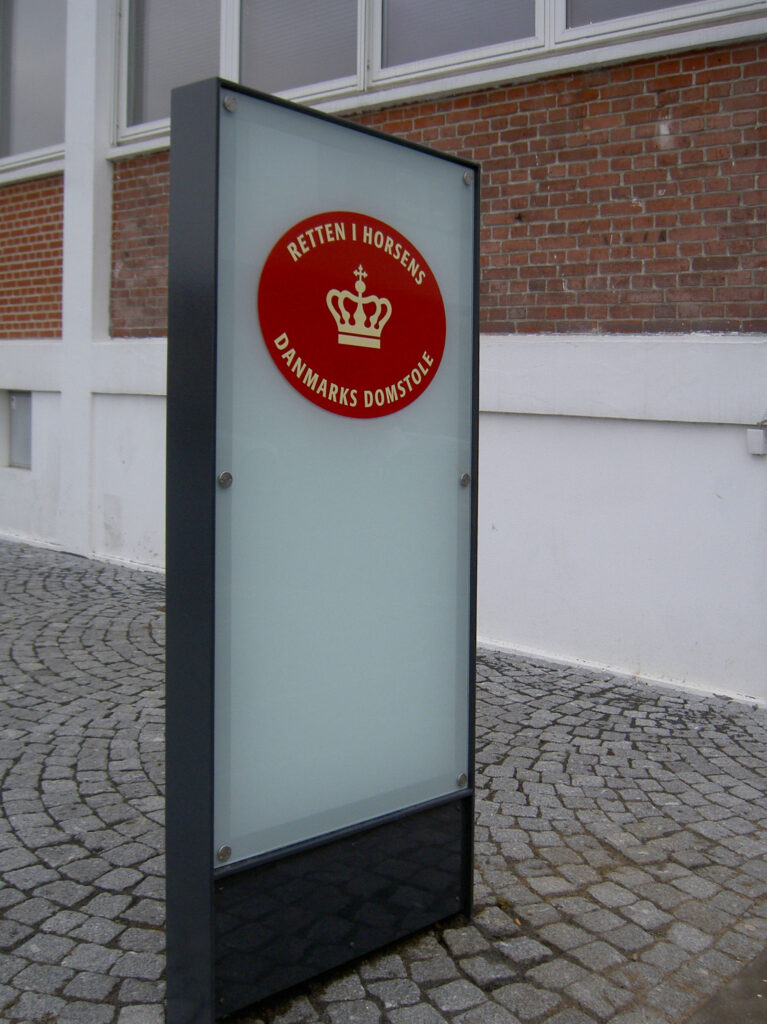 pylon med sider i glas