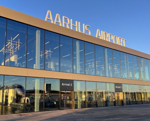LED-belyste velkomstlogoer i Aarhus Airport